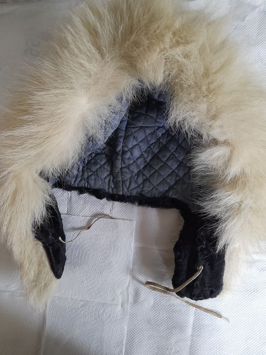 Caciula blana astrahan cu vulpe polara