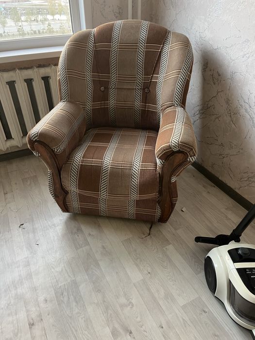 Диван с креслом продам за 10 000