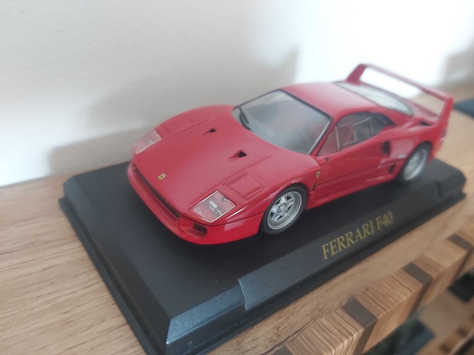 Macheta metalica 1/43 reprezentand un Ferrari F40 (obiect de colectie)