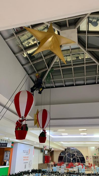 Украшения к новому году. Промышленные альпинисты