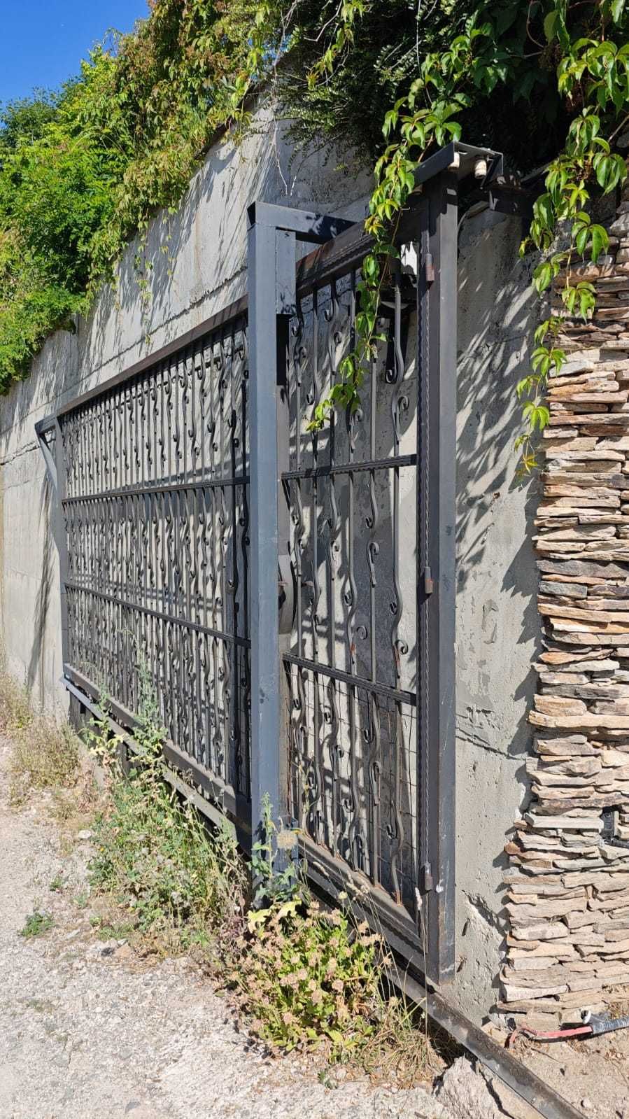 Метална дворна врата