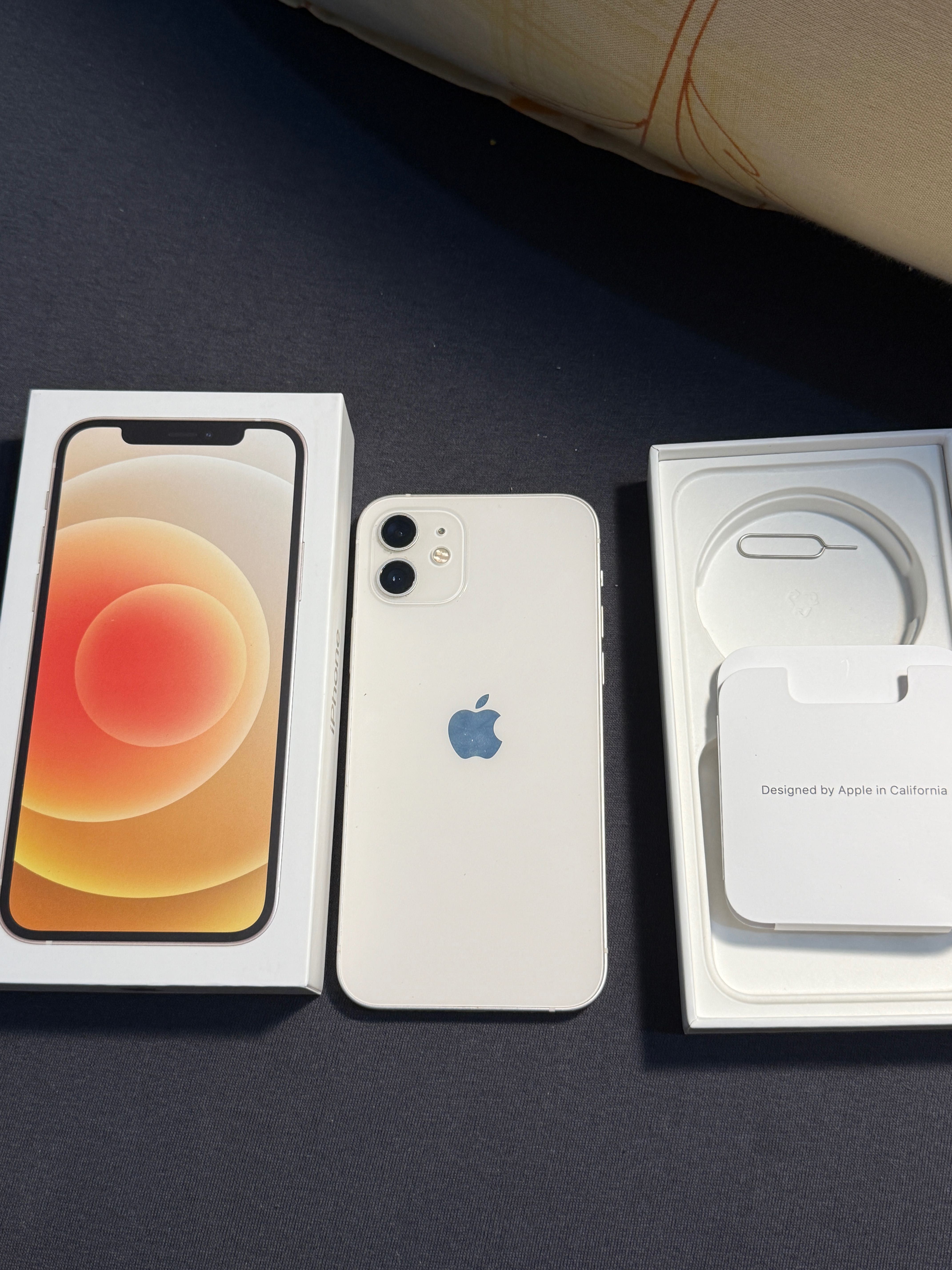 Продавам Iphone 12 64GB