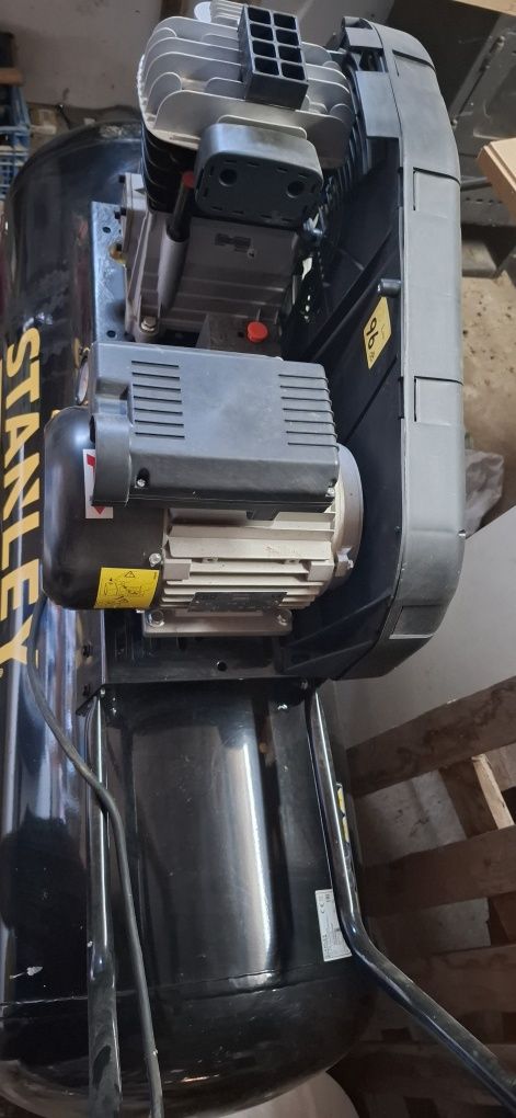 Компресор за въздух Stanley 200л