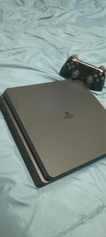 PlayStation 4 с зарядно за два джойстика,джойстик и игри