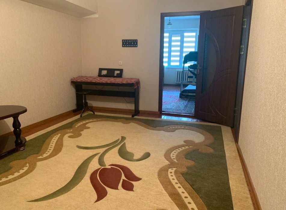 2/2/4 м Феруза,напротив ЭКО Базар,кирпич балкон 2*6,60 м2