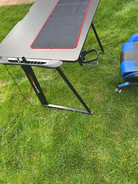 Scaun și masa de gamming