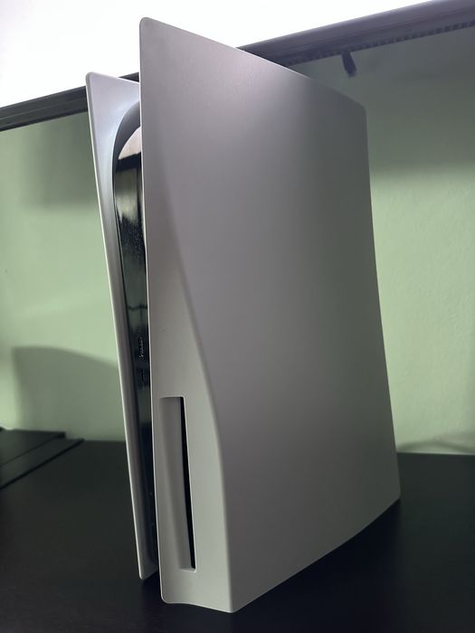 Vand consola PS5 cu disc