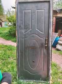 Дверь и доски на дрова