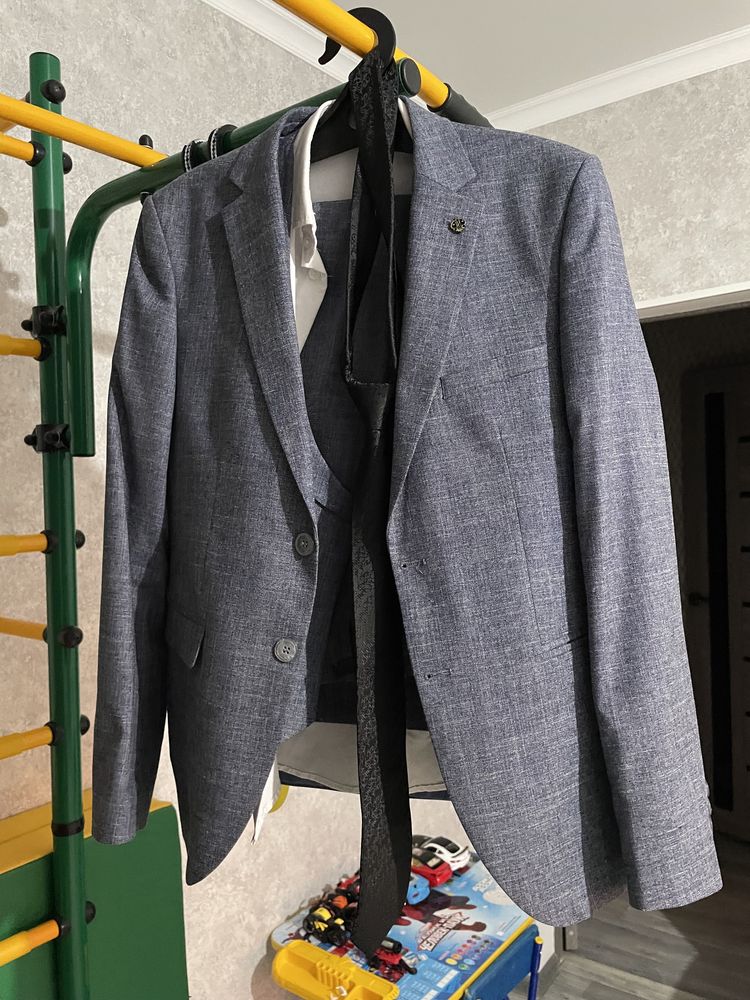 Новый Костюм тройка брюки пиджак и желетка отличный материал ткань 46