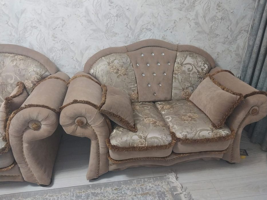 Продам диван с креслами