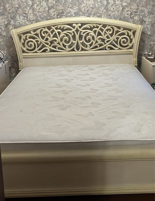 Двуспальная кровать с матрасом