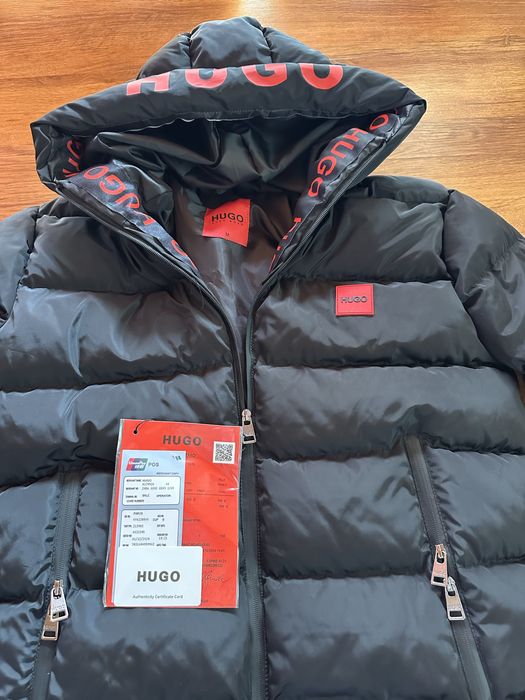Мъжко,черно,зимно яке Hugo BOSS с гумирано лого и надпис на качулката