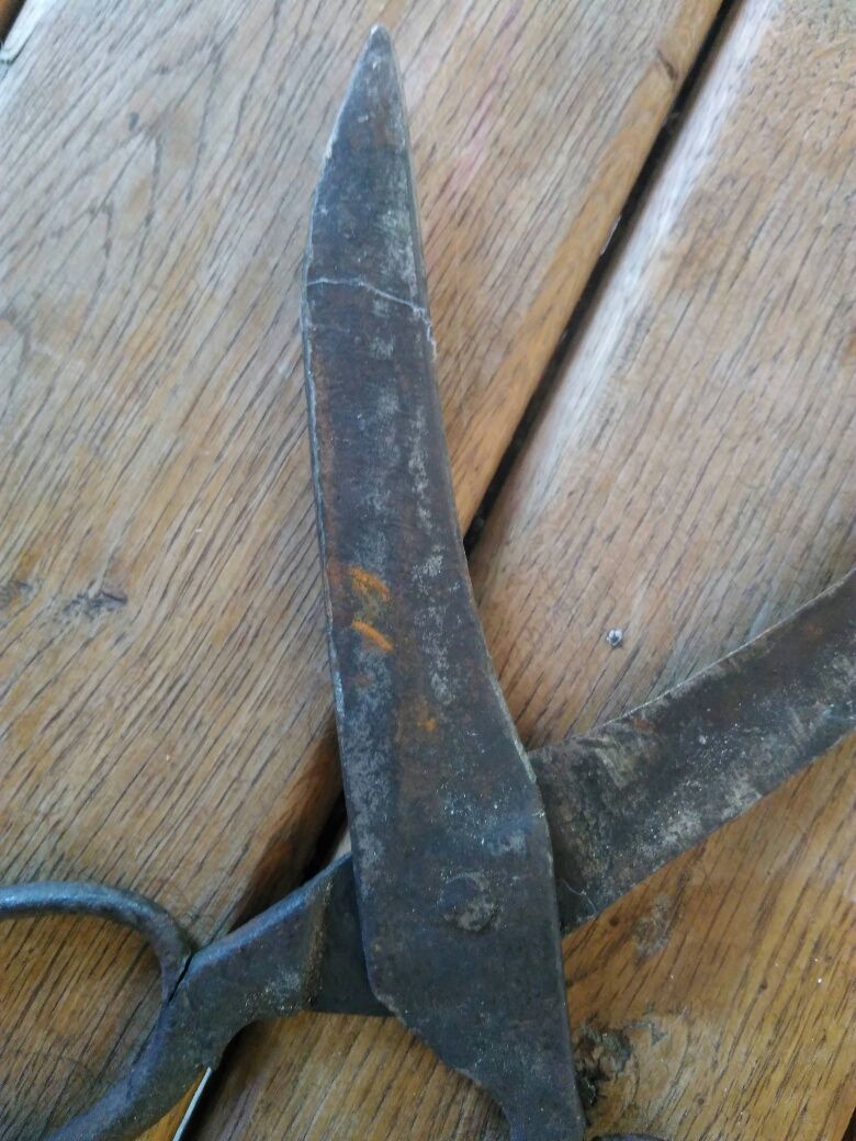 Продавам антикварна кована Българска ножица19 век Голяма
