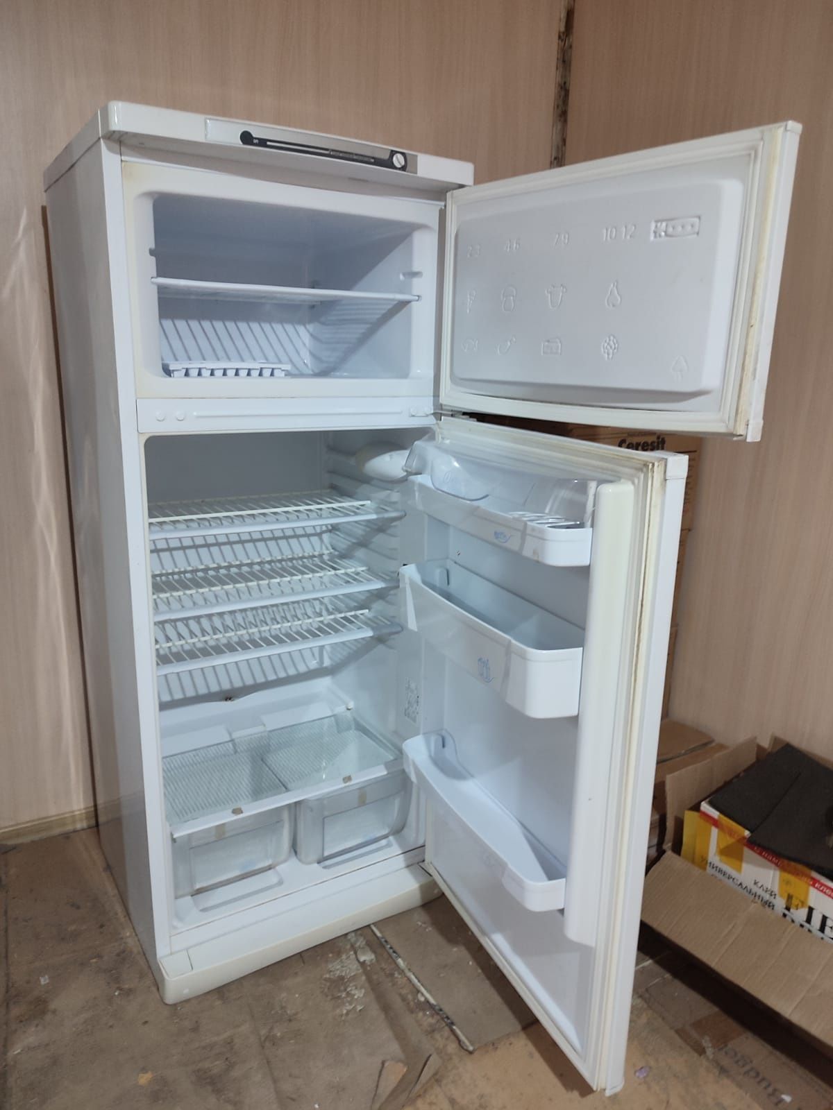 Нерабочий холодильник Индезит