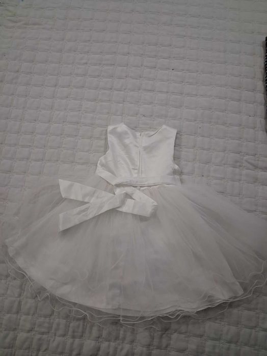 Бяла рокля за момиче