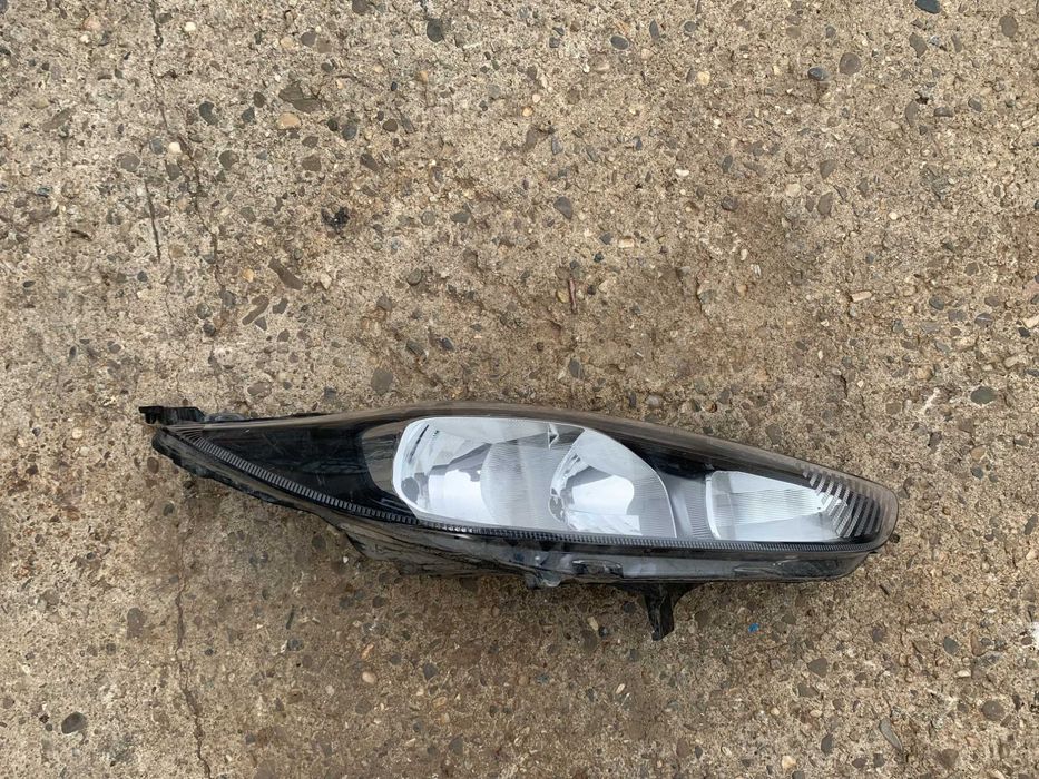 Far dreapta ford fiesta mk 6 facelift cod c1bb-13w029-ag