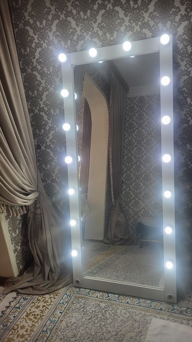 Напольное зеркало в отличном состоянии