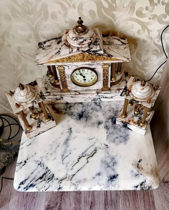 Антикватен мраморен часовник за камина от 3 части ,бял мрамор и бронз
