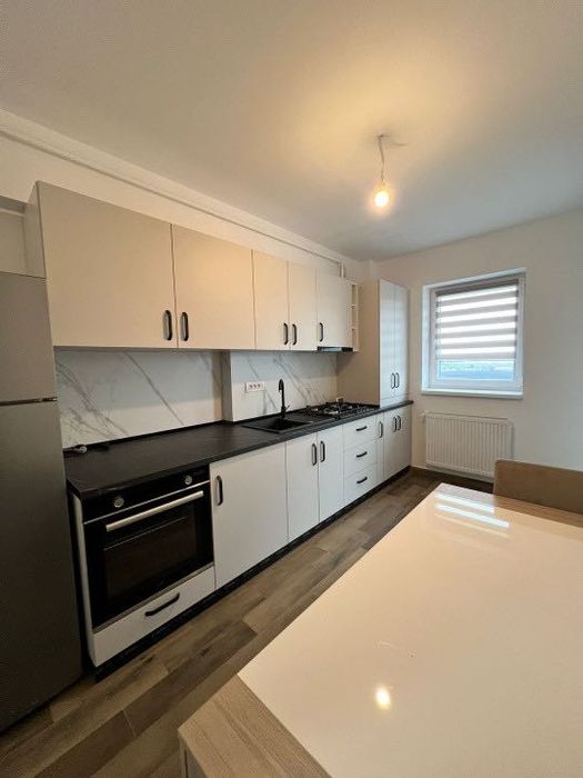 Închiriez apartament cu 2 camere