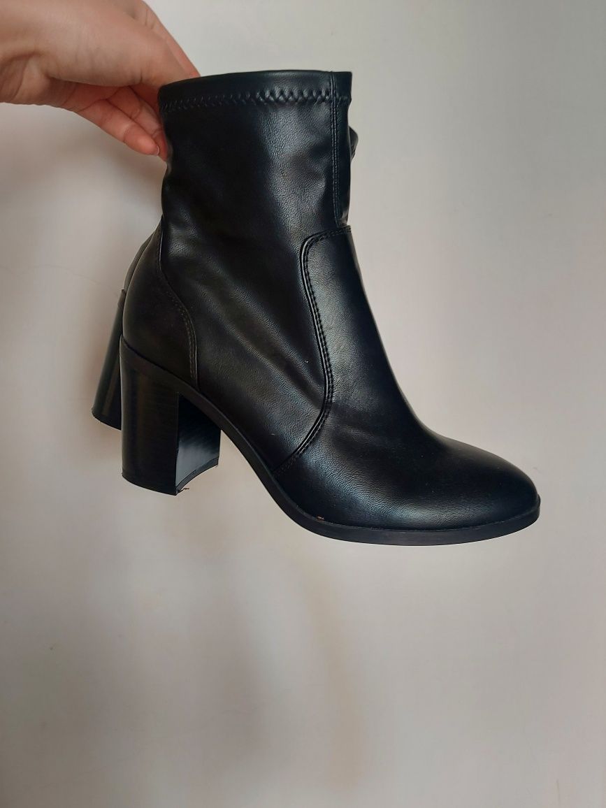 Botine nr 37 și 38 Stradivarius/Bershka