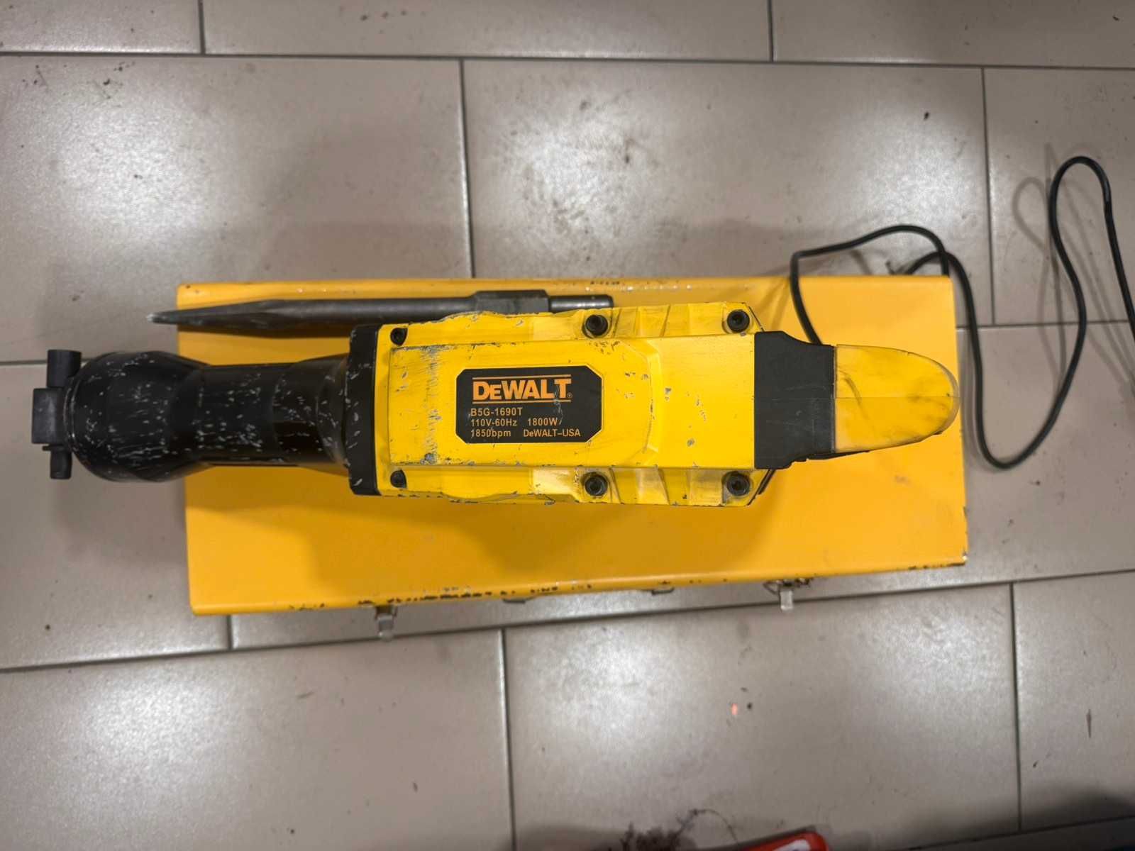 Продавам Къртач Dewalt B5G-190T 1800W