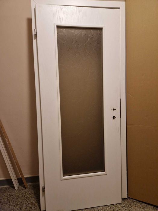 Бяла интериорна врата със стъкло