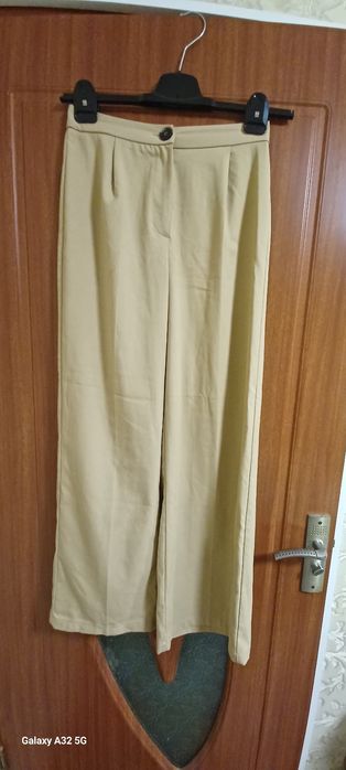 Pantaloni. Bershka largi.M