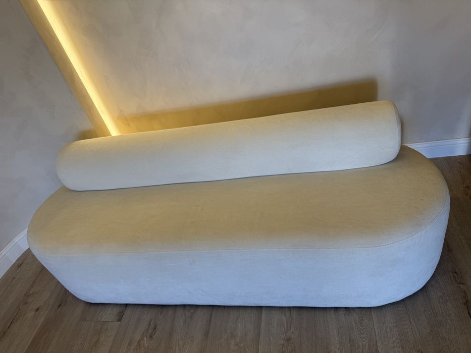 Canapea albă modernă