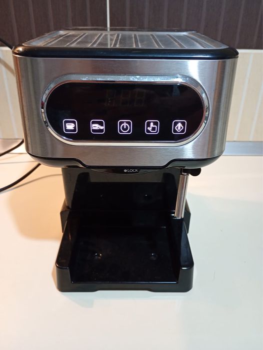 Espressor Gorenje ESCM15DBK, 1100W, 1,5L. 15 Bar. Sistem Cappuccino