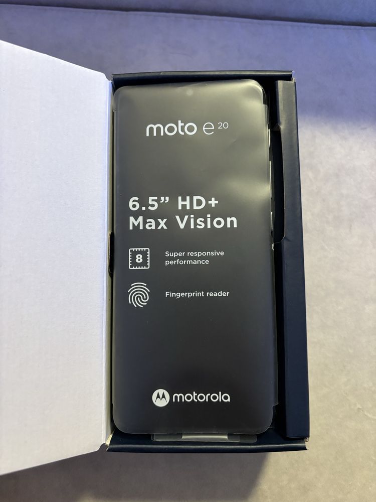 Телефон Motorola e20