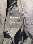 Geaca neagră Bershka