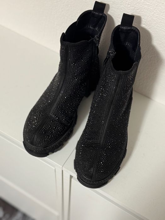 Продавам дамски обувки, носени не повече от 5 пъти, отлично състояние.