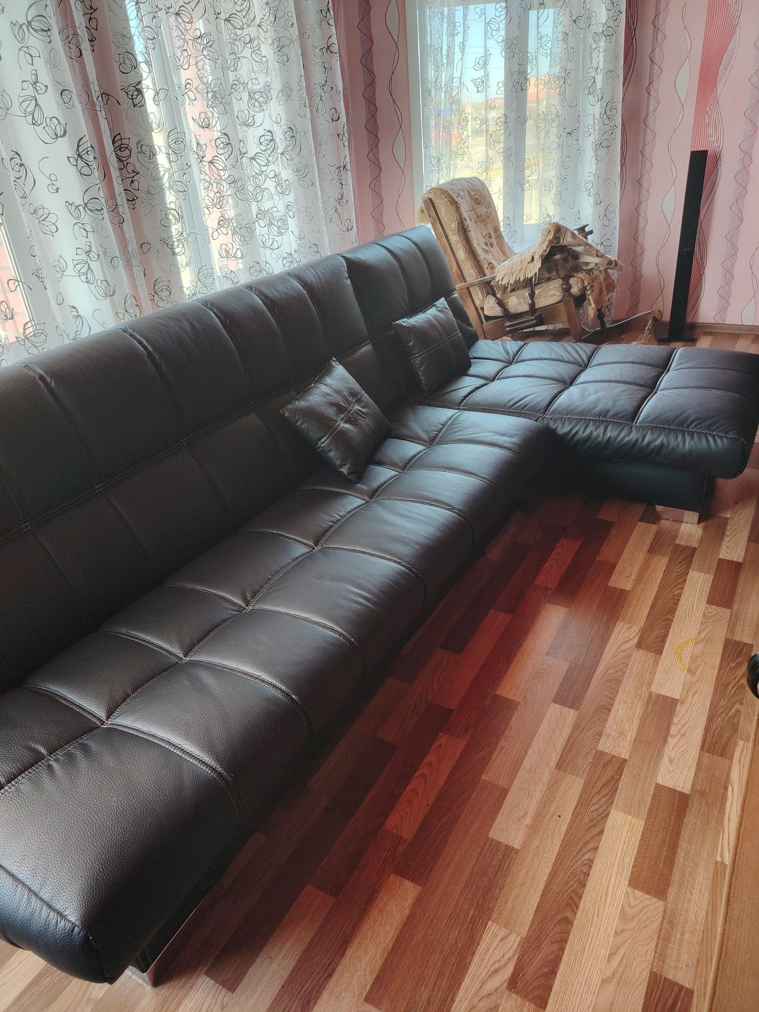 Продаётся диван бу. Чёрная экокожа