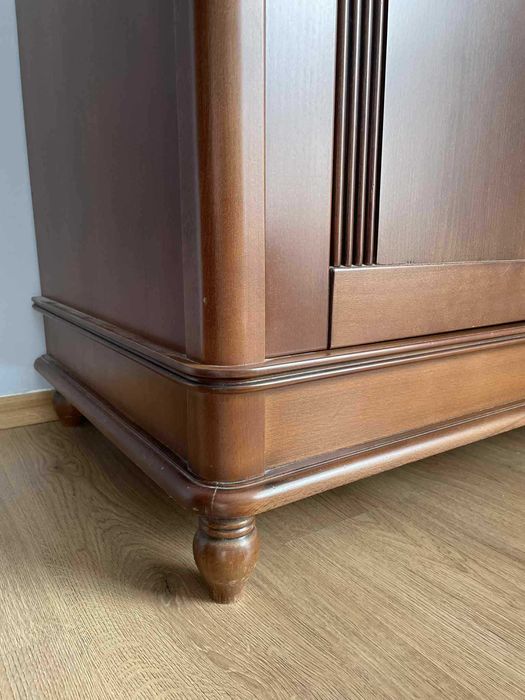 Продавам масивен дървен гардероб.