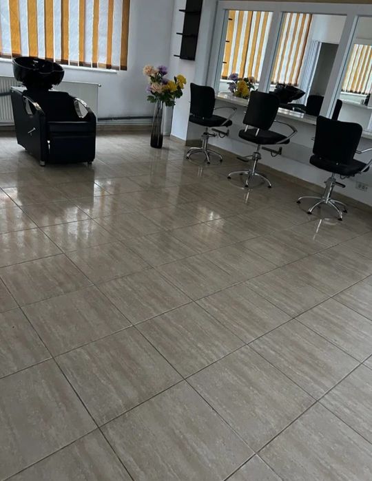 Închirieri loc Coafor, manichiura, și pensat.