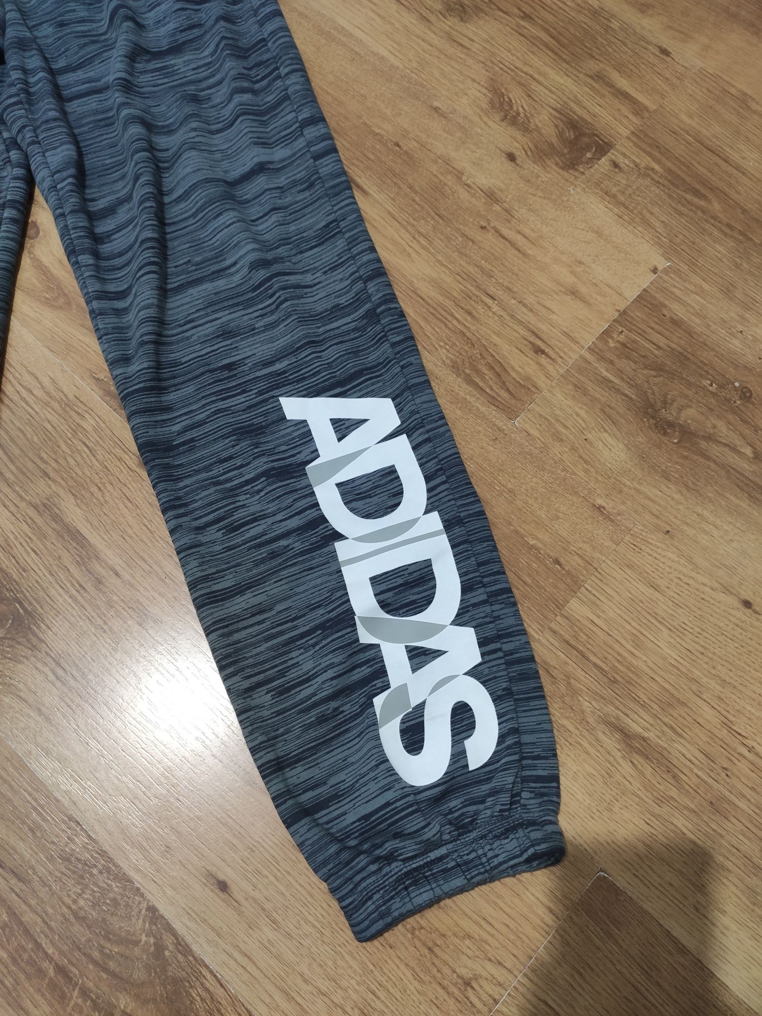 Pantaloni de trening Adidas mărimea 13-14 ani sau S