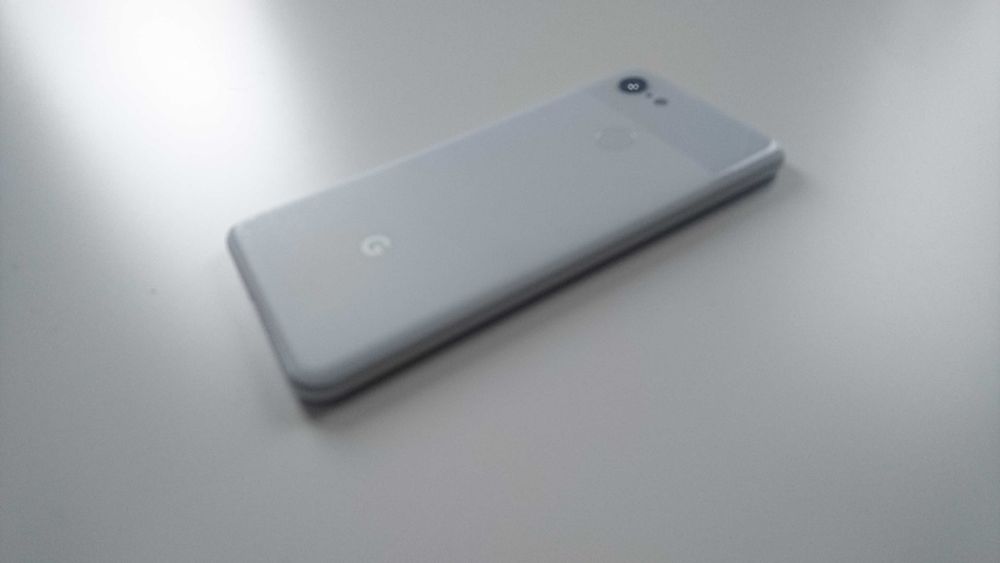 Бял Google Pixel 3