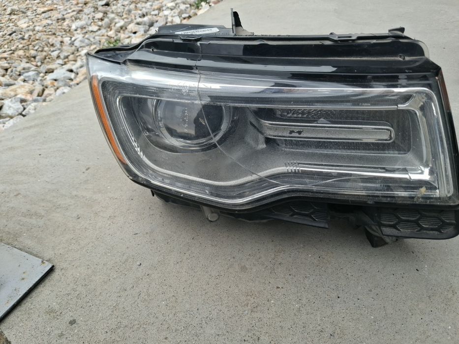 Повреден фар за Jeep Grand Cherokee