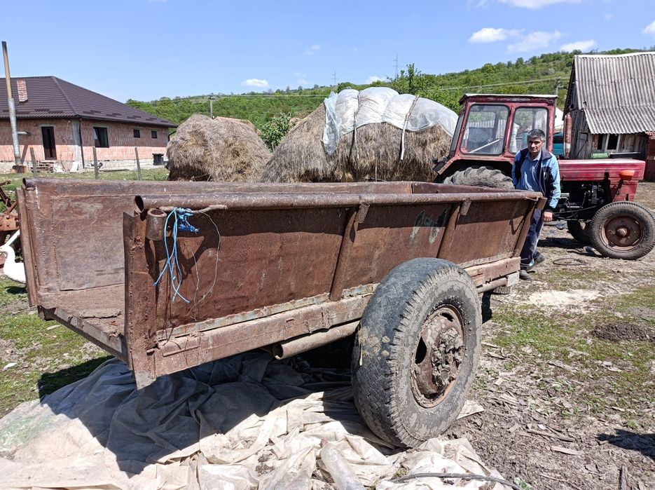 Vând remorca pentru tractor