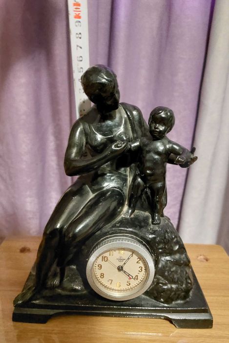 Чугунные часы Материнство. Мать и дитя