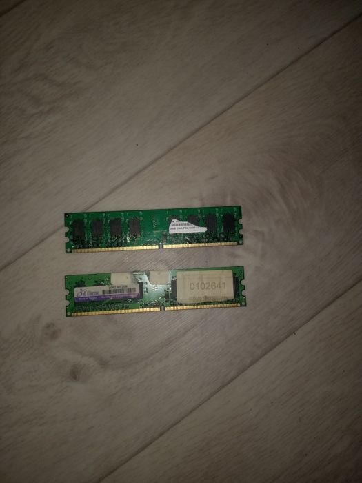 Продам 2 плашки ddr2 по 2гб каждая