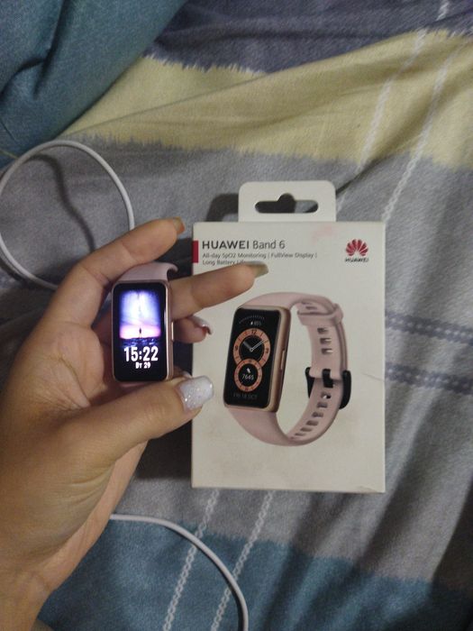 Продам часы HUAWEI Band 6