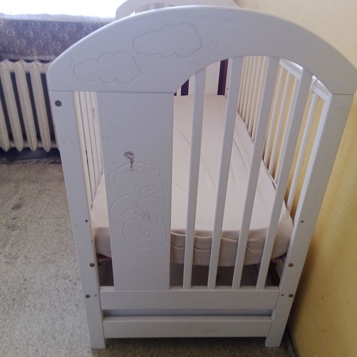 Детска кошара с дюшек и голямо чекмедже .