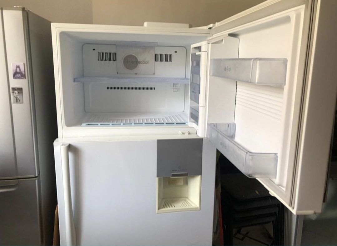 Холодильник LG вместительный продам
