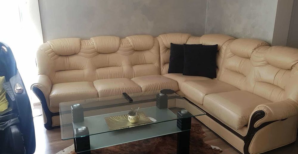Продавам триместен диван с 2 фотьойла,чиста кожа и масивно дърво.