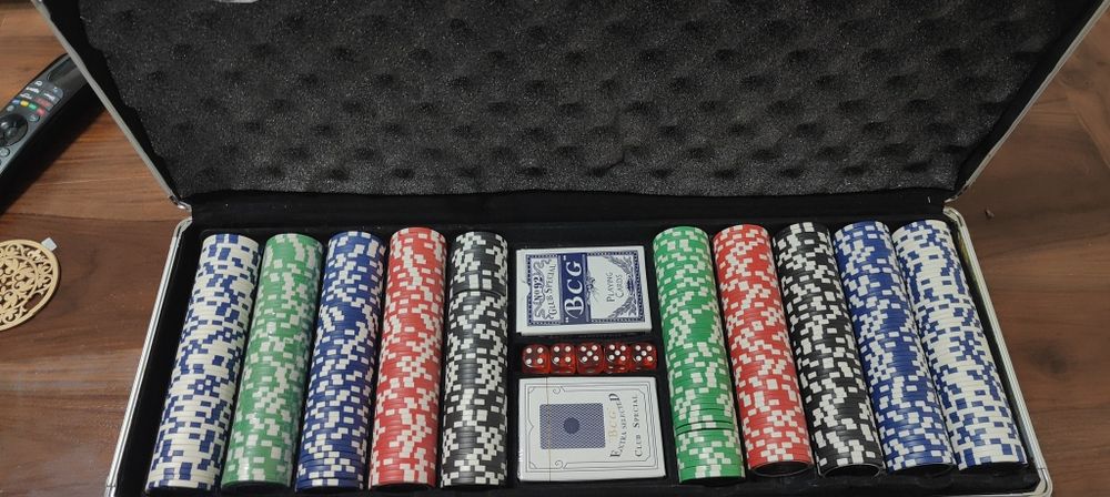 Set poker cu 500 jetoane si valiza metalica