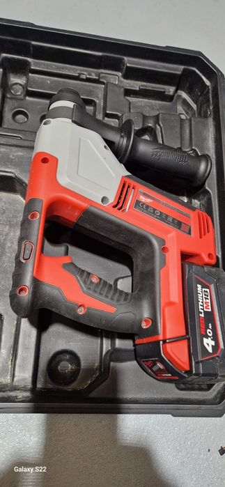 Milwaukee rotopercutor pe acumulator,curent