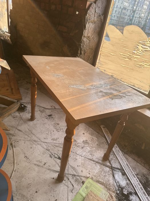 Стол на детевянных ножках