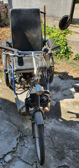 Tricicleta pentru seniori pe benzina