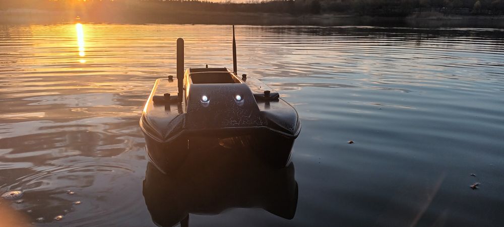 Лодка за захранка Туше